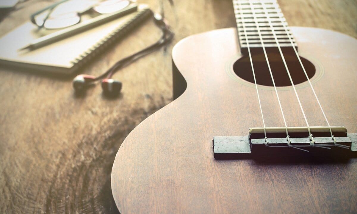 Houten ukulele op een tafel als illustratie bij een beginnersgids voor ukulele