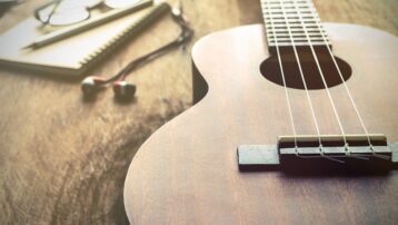 Houten ukulele op een tafel als illustratie bij een beginnersgids voor ukulele
