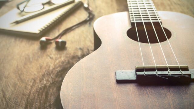 Houten ukulele op een tafel als illustratie bij een beginnersgids voor ukulele