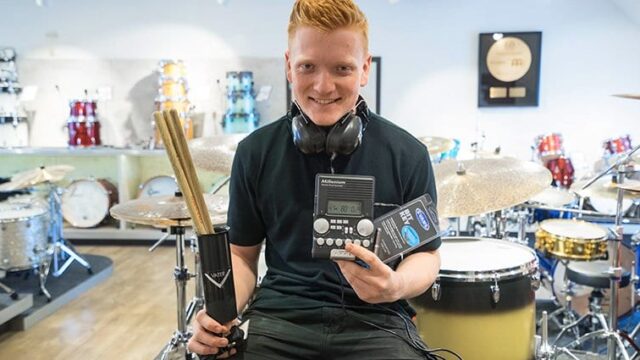 Drummer met accessoires