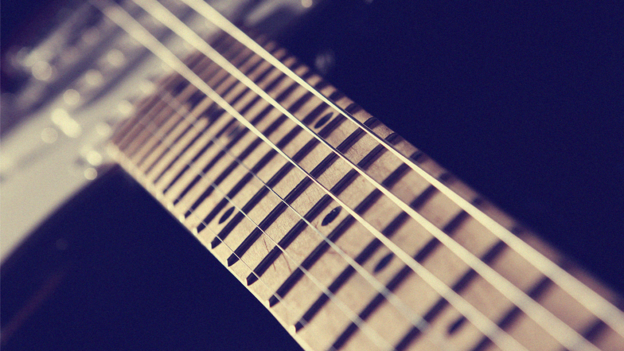 Close-up van elektrische gitaarsnaren en de toets