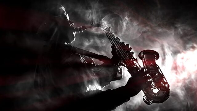 Silhouet van een saxofonist spelend in een mysterieuze, rokerige sfeer, die de iconische niet-gitaarsolo’s uit onze blog over legendarische instrumentale prestaties weerspiegelt.