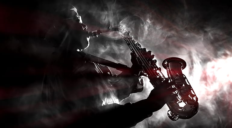 Silhouet van een saxofonist spelend in een mysterieuze, rokerige sfeer, die de iconische niet-gitaarsolo’s uit onze blog over legendarische instrumentale prestaties weerspiegelt.