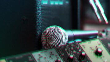 Close-up van een dynamische microfoon, gitaarversterker en synthesizer tijdens een opnamesessie voor de blog “Synths Opnemen via Gitaarversterkers: 5 Tips”