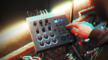 Muziekproducer die in een studio met een hardware sampler eigen drumsamples creëert.