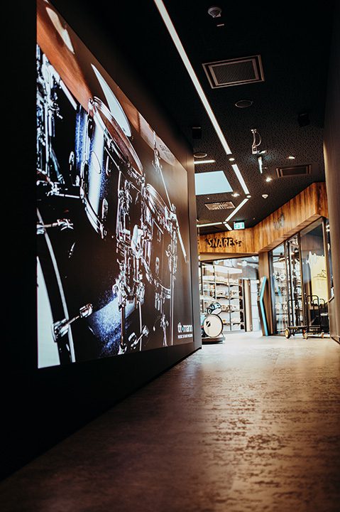 Thomann-Shop LED-tunnel naar de drumsectie