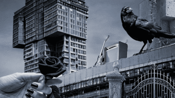 Een surrealistische gothic-geïnspireerde digitale collage met een duister, modernistisch gebouw, een zwarte roos, een raaf, een gitaarversterker en een mysterieuze hand met zwarte nagels die de roos vasthoudt.