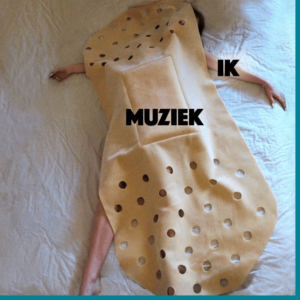 Een persoon ligt onder een pleistervormige deken met het label 'Muziek', als symbool voor de troost die muziek biedt.