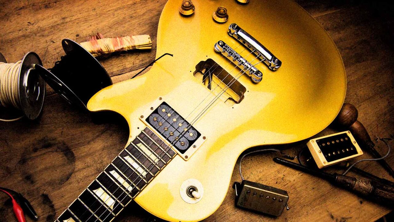 Elektrische gitaar met open elementuitsparing en vervangende humbucker-elementen tijdens de installatie van nieuwe gitaarpickups.