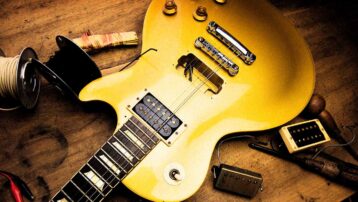 Elektrische gitaar met open elementuitsparing en vervangende humbucker-elementen tijdens de installatie van nieuwe gitaarpickups.