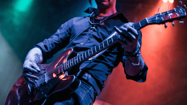 Gitarist speelt krachtige riff op elektrische gitaar tijdens live optreden