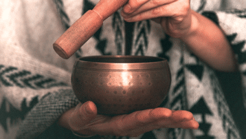 Een klankschaal gebruikt voor meditatie en klanktherapie, geplaatst in een rustige, serene omgeving.