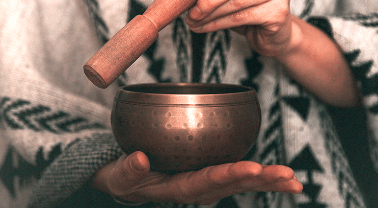 Een klankschaal gebruikt voor meditatie en klanktherapie, geplaatst in een rustige, serene omgeving.