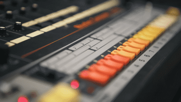 Close-up van een Roland TR-808 drummachine, te horen in legendarische nummers als “Sexual Healing” en “Psycho Killer”