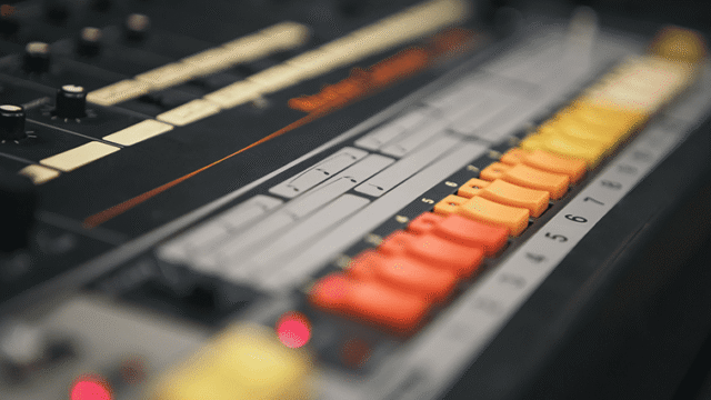 Close-up van een Roland TR-808 drummachine, te horen in legendarische nummers als “Sexual Healing” en “Psycho Killer”