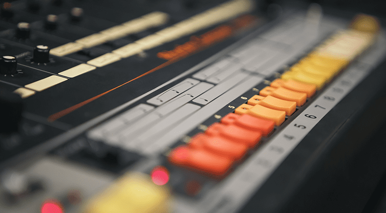 Close-up van een Roland TR-808 drummachine, te horen in legendarische nummers als “Sexual Healing” en “Psycho Killer”