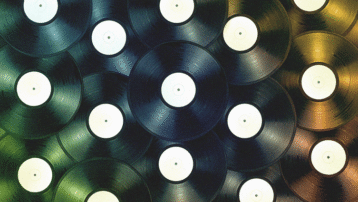 Collage van vinylplaten die iconische albums uit de muziekgeschiedenis vertegenwoordigen