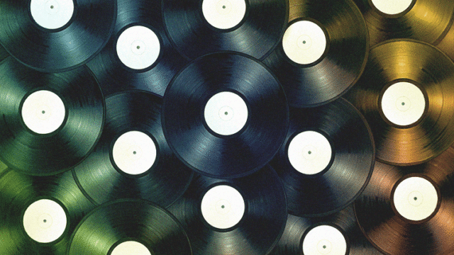 Collage van vinylplaten die iconische albums uit de muziekgeschiedenis vertegenwoordigen