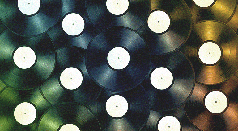 Collage van vinylplaten die iconische albums uit de muziekgeschiedenis vertegenwoordigen