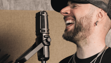 Vocalist neemt op met een budget studiomicrofoon – betaalbare zangmicrofoons voor home studio’s