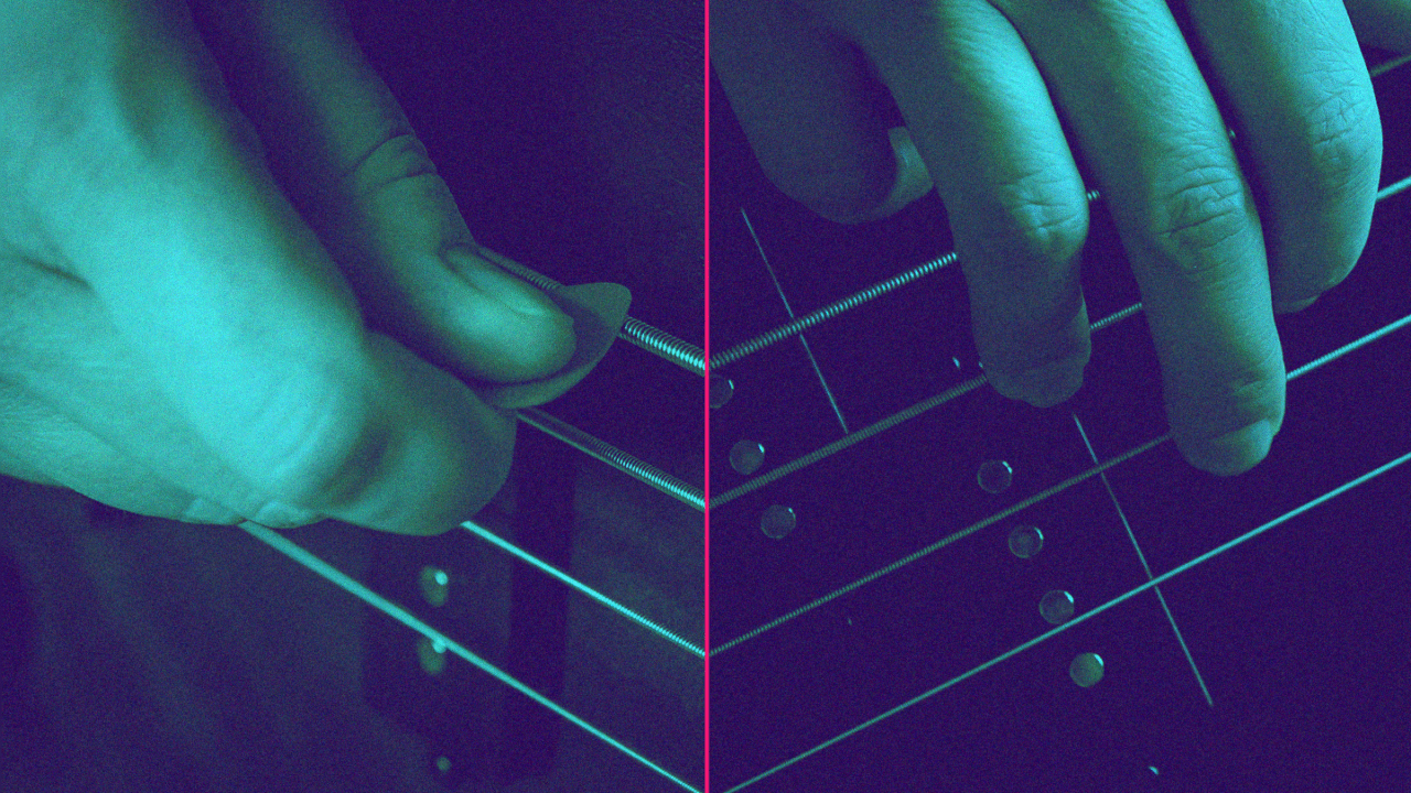Close-up vergelijking van vingerstijl en plectrumtechniek op een elektrische basgitaar