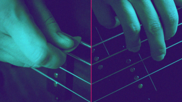 Close-up vergelijking van vingerstijl en plectrumtechniek op een elektrische basgitaar