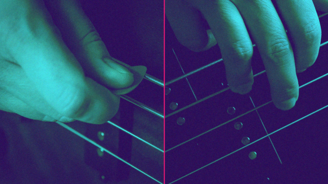 Close-up vergelijking van vingerstijl en plectrumtechniek op een elektrische basgitaar