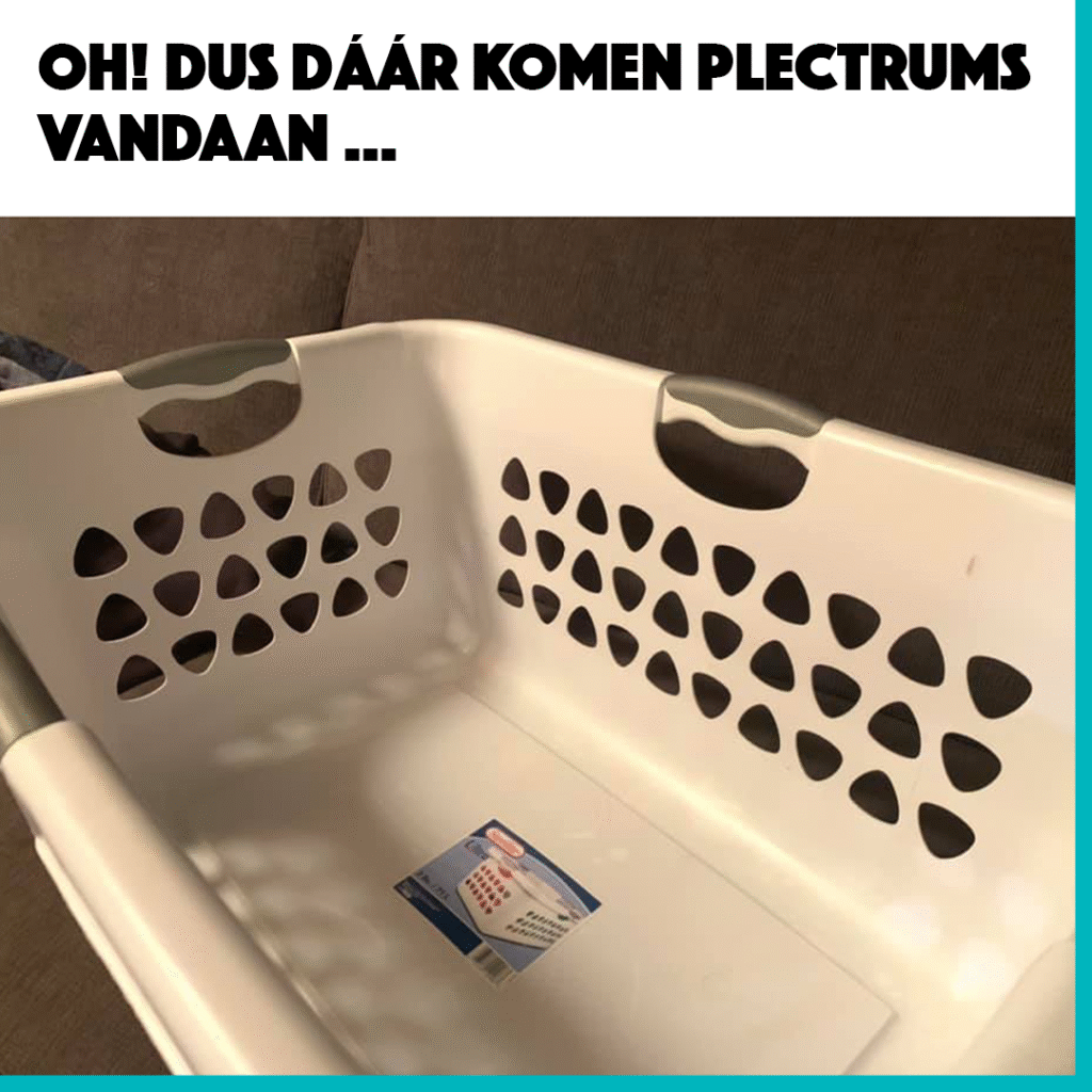 Meme van een wasmand met plectrumvormige gaten en het onderschrift “Ohhh, dus dáár komen plectrums vandaan!”