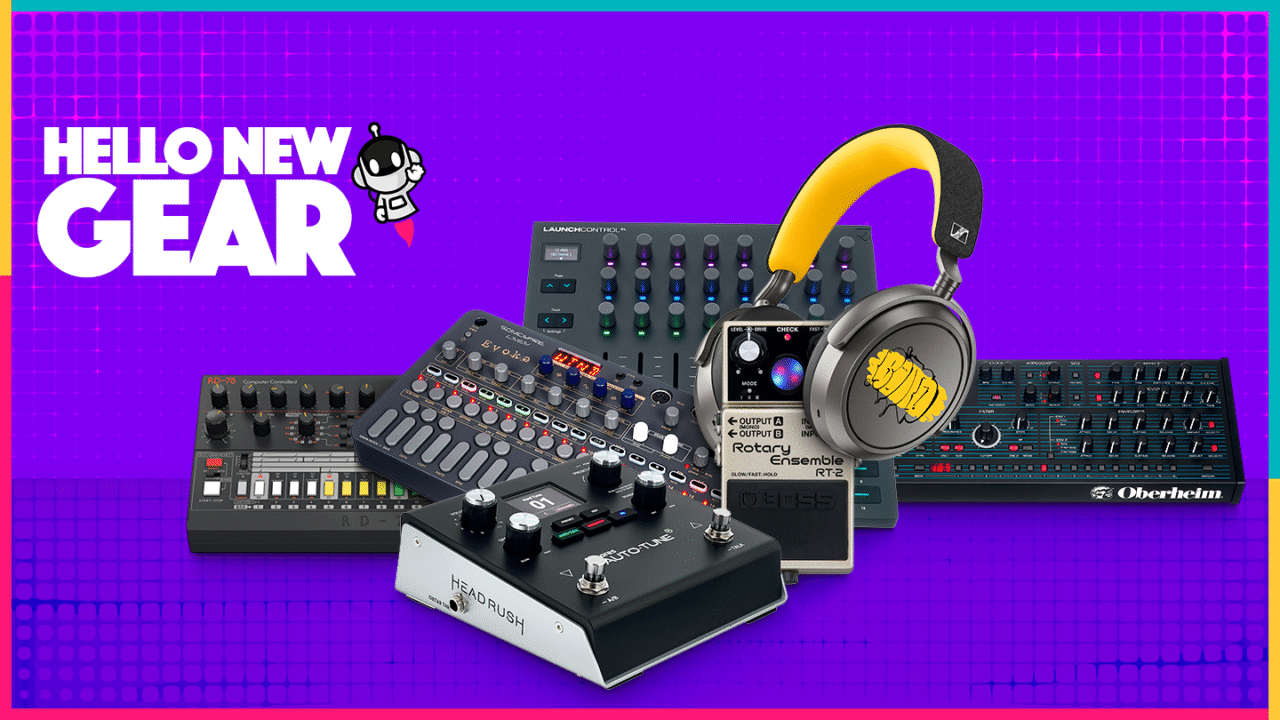 Hello New Gear Augustus 2025 – koptelefoons, synthesizers, drummachine, MIDI-controller en effectpedalen op een kleurrijke achtergrond