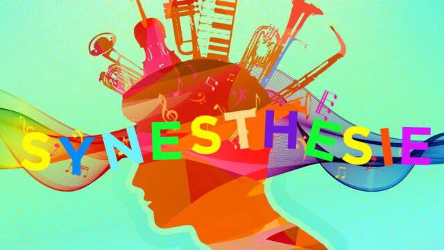 Illustratie van een kleurrijk menselijk hoofd in silhouet met muziekinstrumenten en noten, die synesthesie en de vermenging van zintuigen verbeelden