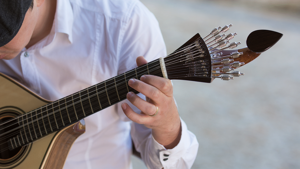 Close-up van een fadogitaar in actie, uitgelicht in de blog “Traditionele muziekinstrumenten wereldwijd – 7 bijzondere voorbeelden”