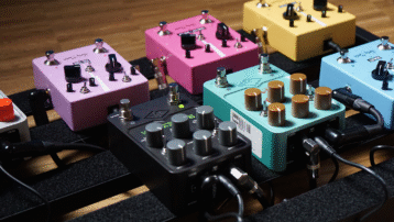 Kleurrijke gitaareffectpedalen en power supply-units aangesloten op een pedalboard setup. Wat is een pedalboard power supply en waarom zou je er een gebruiken?