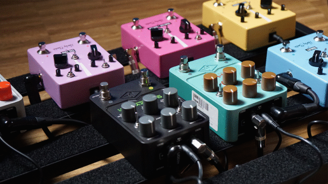 Kleurrijke gitaareffectpedalen en power supply-units aangesloten op een pedalboard setup. Wat is een pedalboard power supply en waarom zou je er een gebruiken?