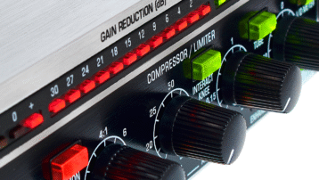 Close-up van knoppen en gain-reductionmeter op een hardware studio-compressor.