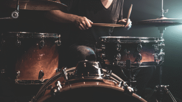 Headerafbeelding bij De Grootste Drumsolo’s Aller Tijden, over beroemde drummers die iconische solo’s uitvoeren – van rock en jazz tot fusion.