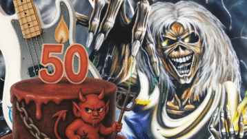 Illustratie ter ere van het 50-jarig jubileum van Iron Maiden met Eddie, een verjaardagstaart en klassieke heavy metal-beeldtaal