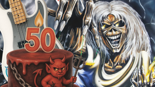 Illustratie ter ere van het 50-jarig jubileum van Iron Maiden met Eddie, een verjaardagstaart en klassieke heavy metal-beeldtaal