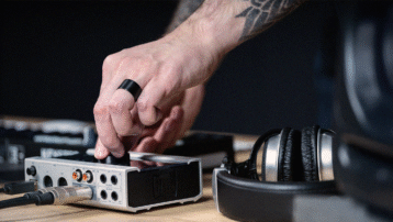 Audio-interface op een bureau met studiomonitoren en hoofdtelefoon voor muziekopname en -productie