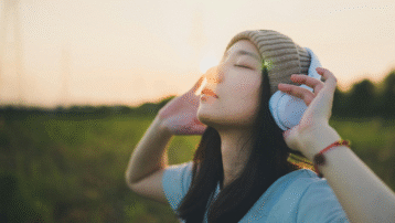 Hoe muziek helpt omgaan met de ups en downs van het leven door stress te verminderen en emotioneel welzijn te ondersteunen