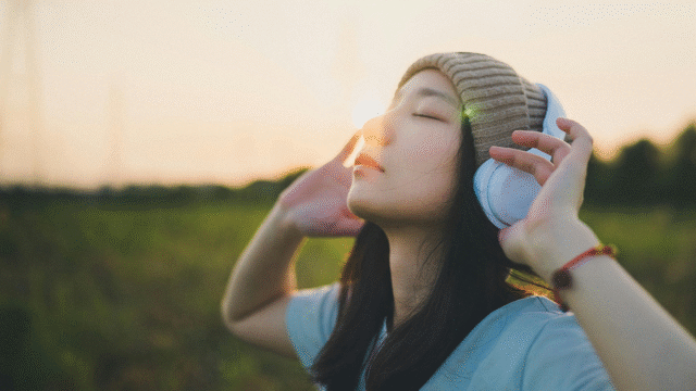 Hoe muziek helpt omgaan met de ups en downs van het leven door stress te verminderen en emotioneel welzijn te ondersteunen