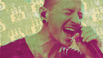Chester Bennington zingt gepassioneerd live op het podium met microfoon, tribute-afbeelding van de Linkin Park-frontman