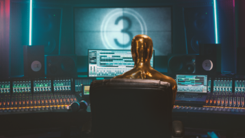 Filmcomponist aan het werk in een professionele studio met een mixingconsole en digitale audioworkstation terwijl hij cinematische muziek voor films componeert.