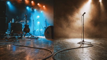 Gesplitst beeld met aan de ene kant een livepodium vol instrumenten en lichtinstallaties, en aan de andere kant een lege stage met één microfoon in een spotlicht