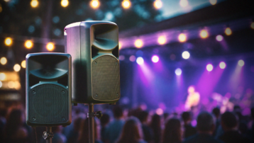 Twee professionele PA-speakers tijdens een live-event als illustratie bij een koopgids voor je eerste PA-systeem.