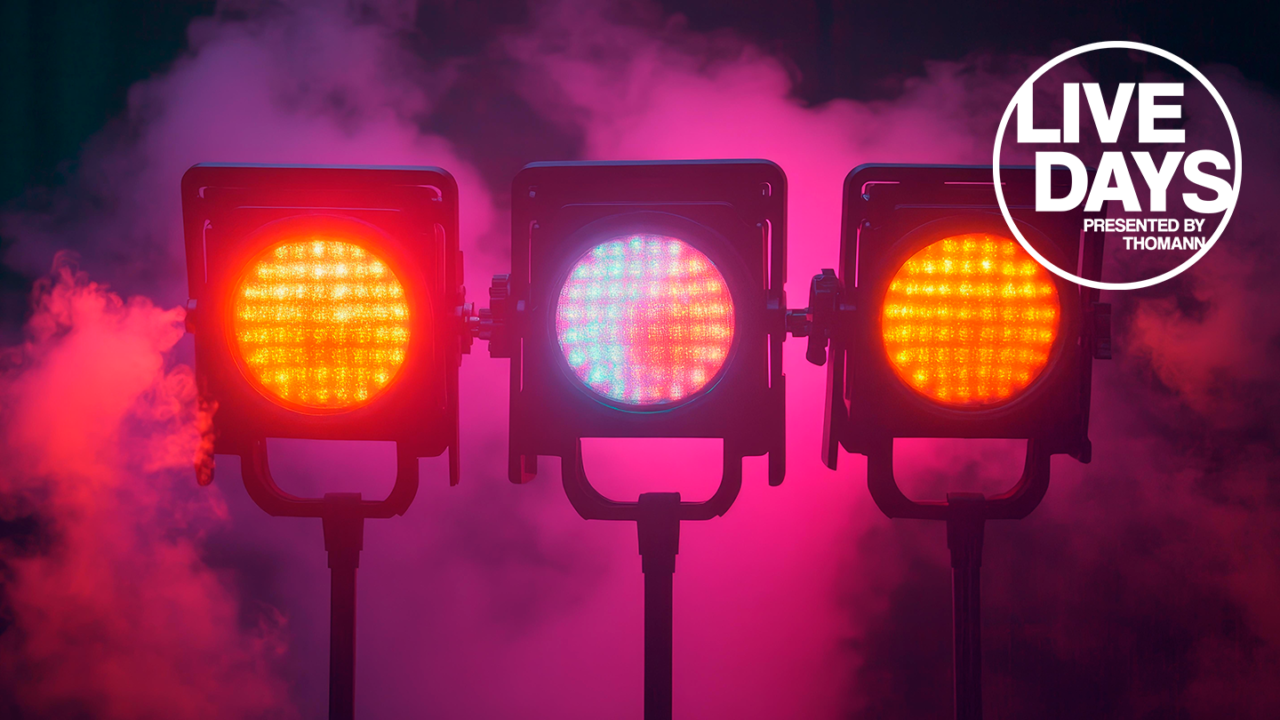 Drie LED-stage lights in rood en roze licht met haze, als voorbeeld van een lichtsetup voor beginners bij liveoptredens