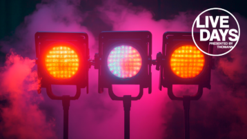 Drie LED-stage lights in rood en roze licht met haze, als voorbeeld van een lichtsetup voor beginners bij liveoptredens