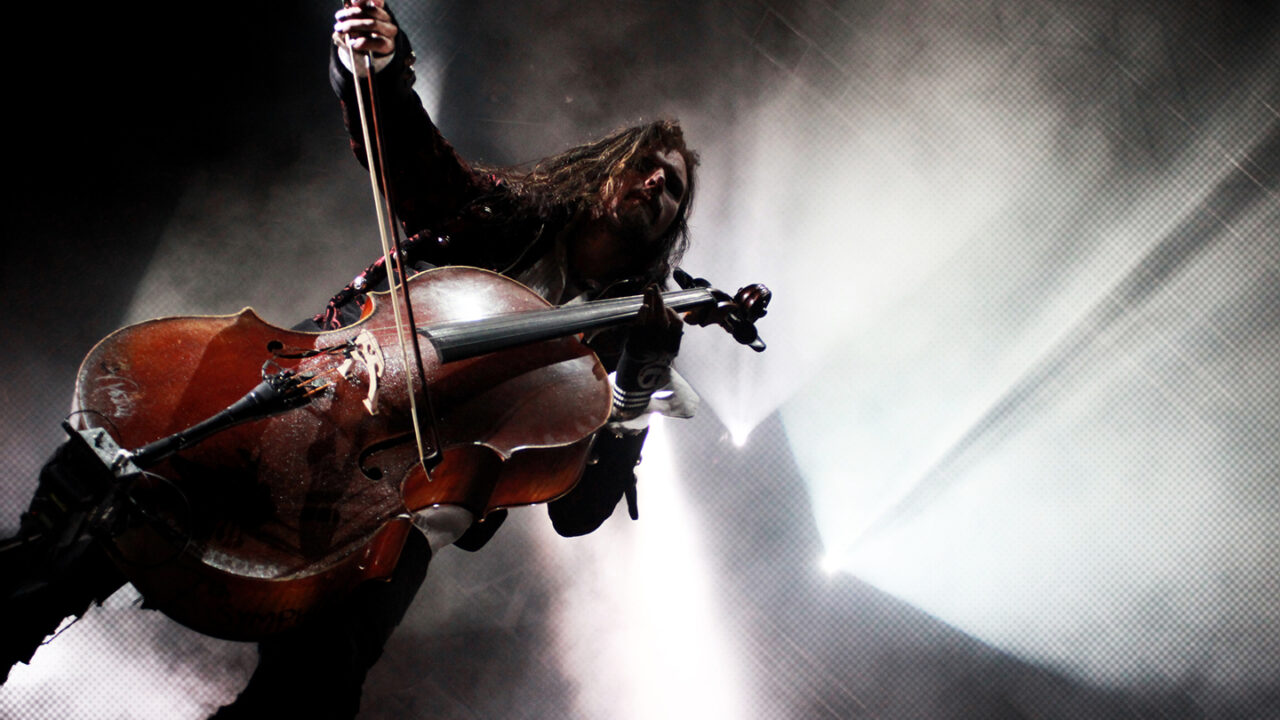 Een cellist treedt live op tijdens een rockconcert en laat zien hoe belangrijk strijkinstrumenten zijn binnen de moderne rock- en popmuziek.
